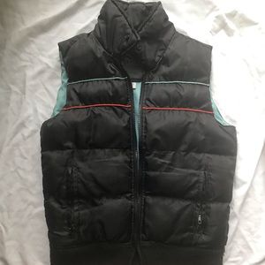 Black zippered vest for the Fall